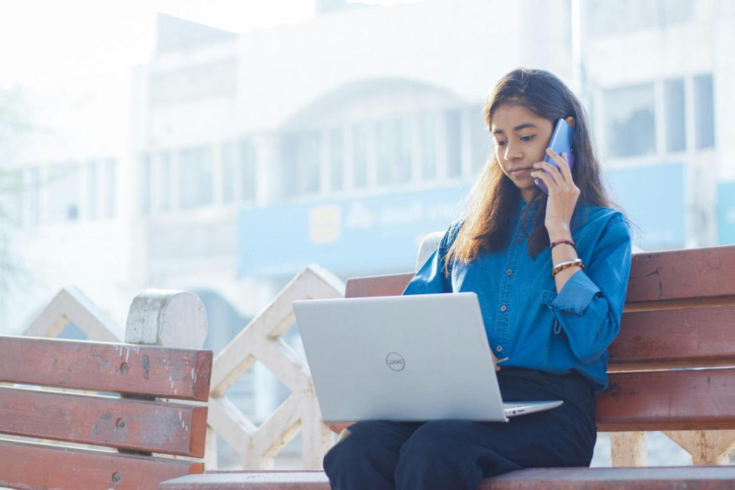 Documents de formation budgétaire sur un bureau avec calculatrice et graphiques