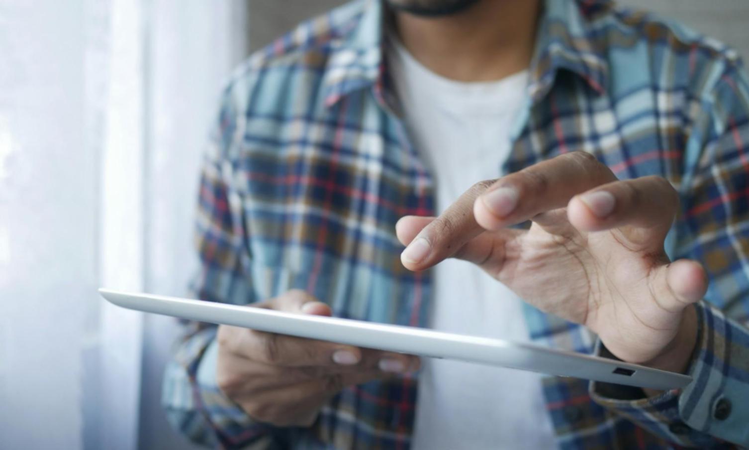 Analyse budgétaire avec documents financiers et calculatrice