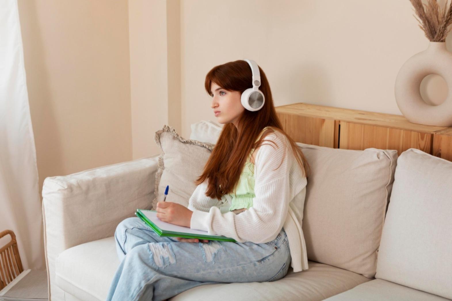 Espace de formation avec tableaux et supports pédagogiques