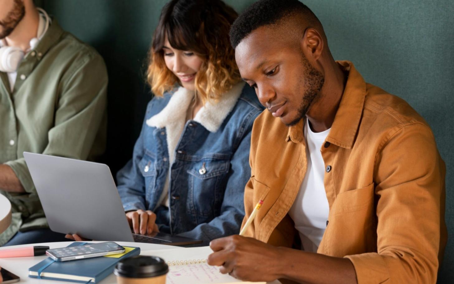 Bureau avec documents budgétaires et calculatrice